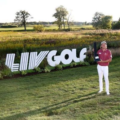 Cameron Smith posa con el trofeo con el panel del logotipo de LIV Golf detrás de él.